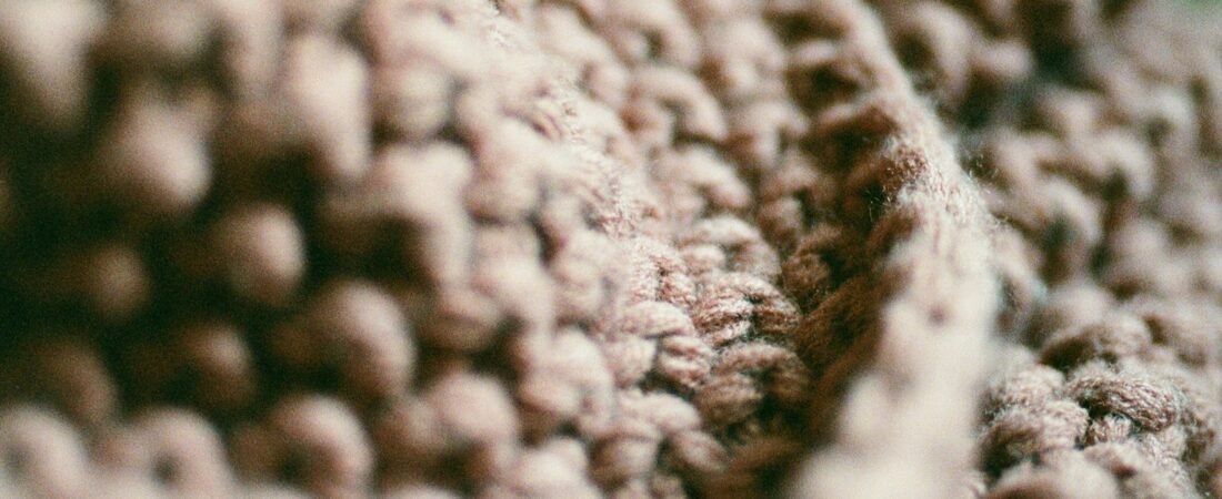 Gestrickte Gewichtsdecke: Vor- und Nachteile der Chunky-Knit-Variante