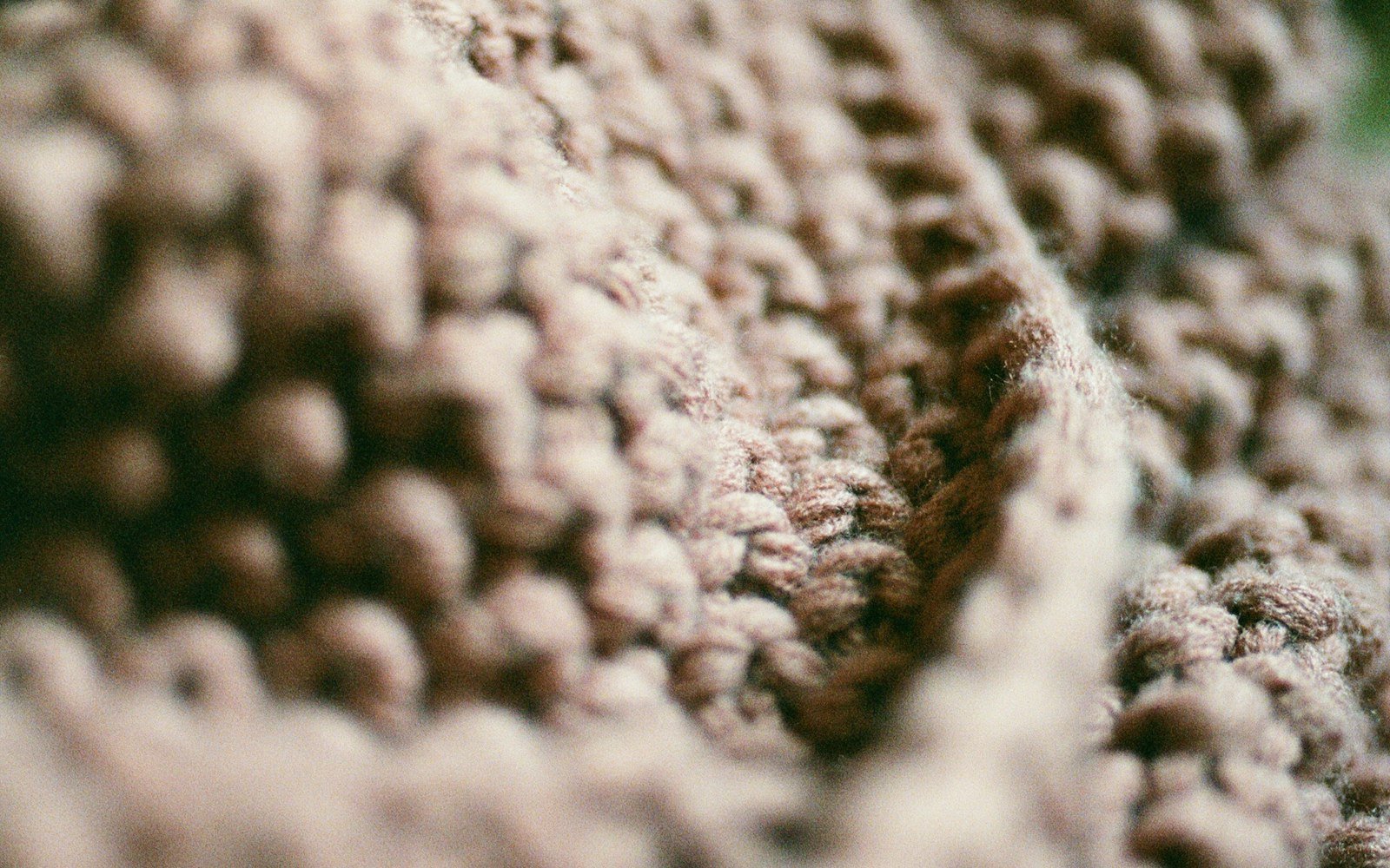 Gestrickte Gewichtsdecke: Vor- und Nachteile der Chunky-Knit-Variante