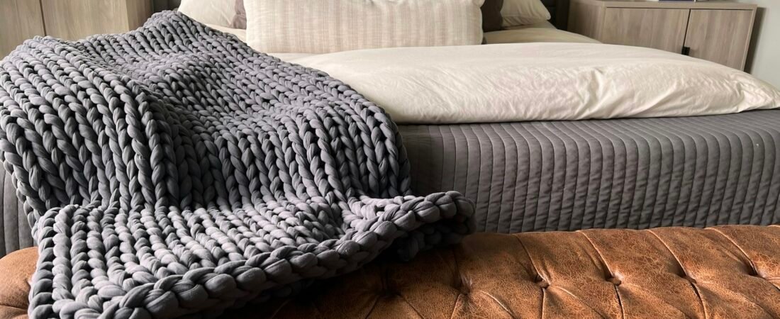 Welches Gewicht sollte eine Gewichtsdecke haben? Tabelle & Faustregel